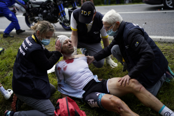 ▲26일(현지시간) '투르 드 프랑스' 사이클 대회에서 대형 충돌 사고가 발생해 프랑스의 시릴 레모이네 선수가 치료를 받고 있다. (AP/뉴시스)