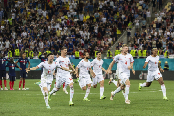 ▲29일(현지시간) 프랑스를 꺾고 유로2020 8강 진출에 성공한 스위스 선수들이 경기가 끝난 뒤 기뻐하고 있다.
 (AP/뉴시스)