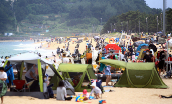 ▲이달 20일 속초 해수욕장을 찾은 시민과 관광객들이 휴일을 즐기고 있다. (연합뉴스)