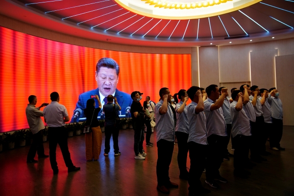 ▲중국 공산당 창당 100주년 기념일을 앞둔 6월 4일 상하이의 ‘중국 공산당 제1차 대회 기념관’에서 시민들이 당에 대해 충성맹세를 하고 있다. 상하이/로이터연합뉴스
