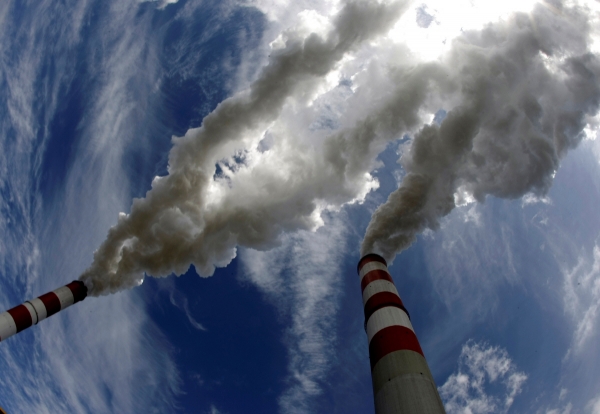 ▲폴란드 베우하투프 석탄화력발전소에서 연기가 피어오르고 있다. 베우하투프/로이터연합뉴스
