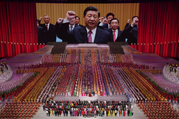 ▲중국 베이징에서 28일 공산당 창당 100주년 축하공연이 펼쳐지는 가운데 대형 스크린에 시진핑 국가주석 등 지도부가 당에 충성을 맹세하는 장면이 보이고 있다. 베이징/AP연합뉴스 