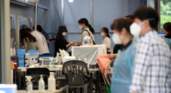 ▲사회적 거리두기 개편안 시행을 하루 앞둔 30일 오후 서울 송파구보건소에 설치된 신종 코로나바이러스 감염증(코로나19) 선별진료소에서 시민들이 검사를 기다리고 있다. 질병관리청 중앙방역대책본부(방대본)에 따르면, 이날 0시 기준 코로나19 신규 확진자는 794명이다. (뉴시스)