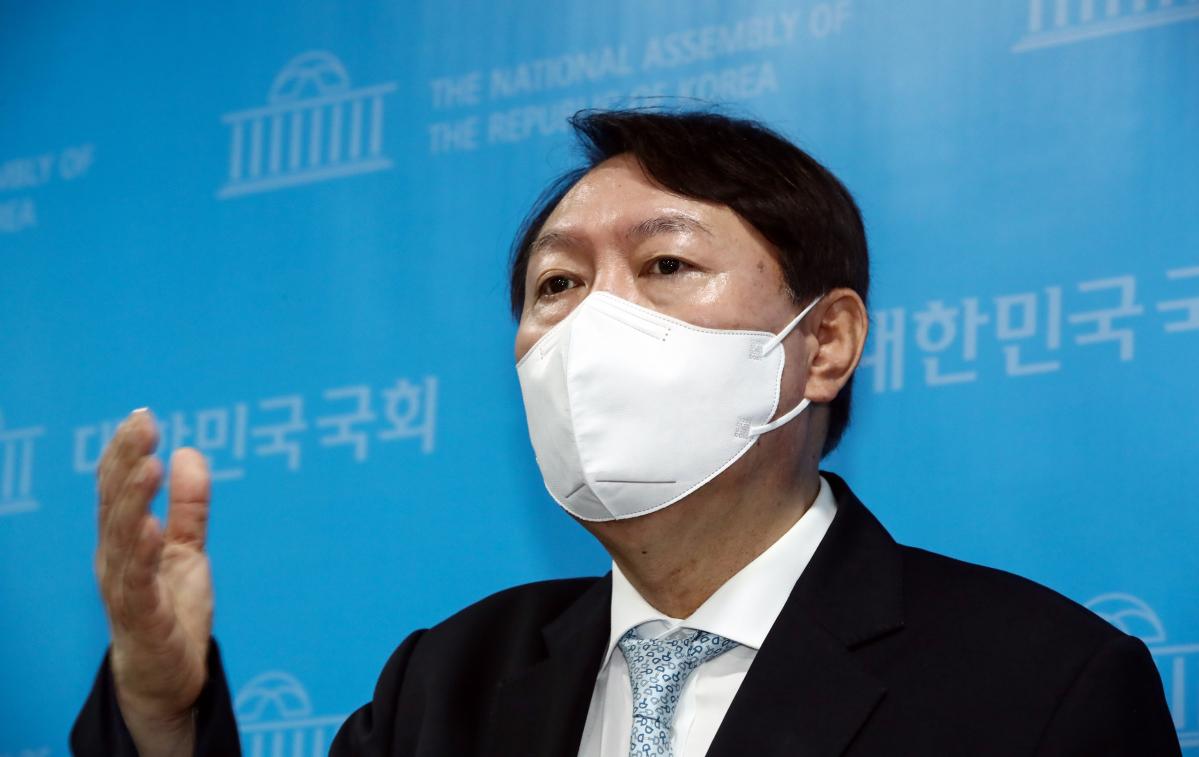 ▲대선 출마를 선언한 윤석열 전 검찰총장이 30일 서울 여의도 국회 소통관 국회기자실을 방문한 뒤 취재진 질문에 답변하고 있다. (공동취재사진)