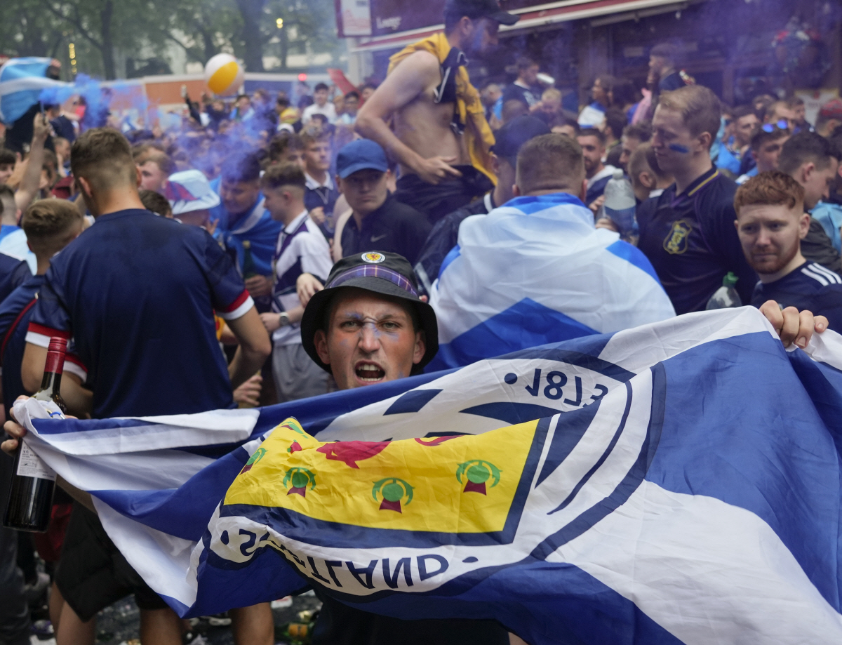 ▲지난달 18일(현지시간) 영국 런던에서 열린 유로2020 축구 조별리그 D조 경기에 앞서 스코틀랜드 팬들이 광장에 모여 있다. 런던/AP뉴시스