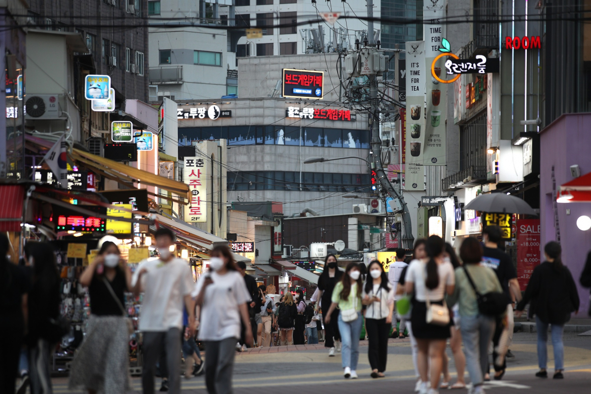 ▲서울과 수도권이 사회적 거리두기 개편안 적용을 일주일 연기하기로 한 지난달 30일 오후 서울 마포구 홍대거리에서 시민들이 발걸음을 옮기고 있다. (뉴시스)