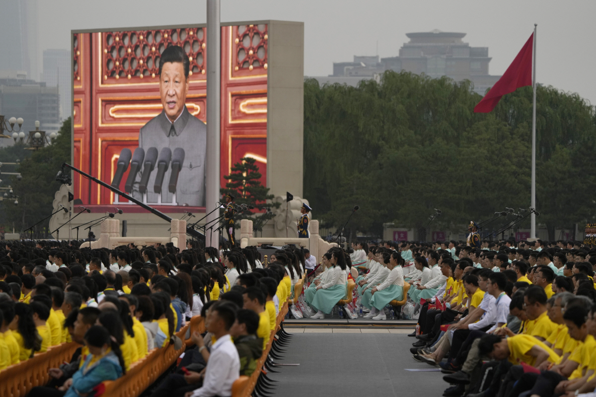 ▲중국 베이징 톈안먼 광장에서 1일 열린 공산당 창당 100주년 경축대회에서 학생들이 시진핑 중국 국가주석의 연설을 듣고 있다. 베이징/AP연합뉴스
