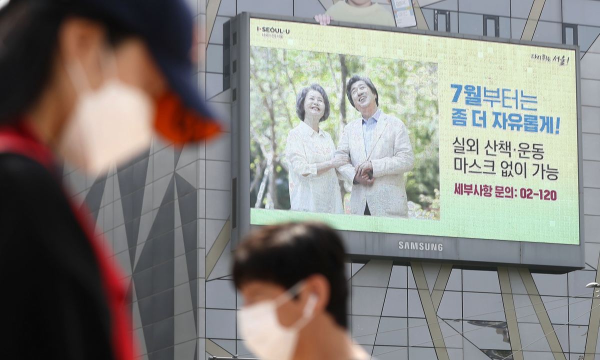 ▲코로나19 백신 1차 이상 접종자에 대한 실외 마스크 착용 의무가 해제된 1일 서울시청 전광판에 백신 접종자의 실외 노마스크 가능 관련 문구가 나오고 있다. (뉴시스)