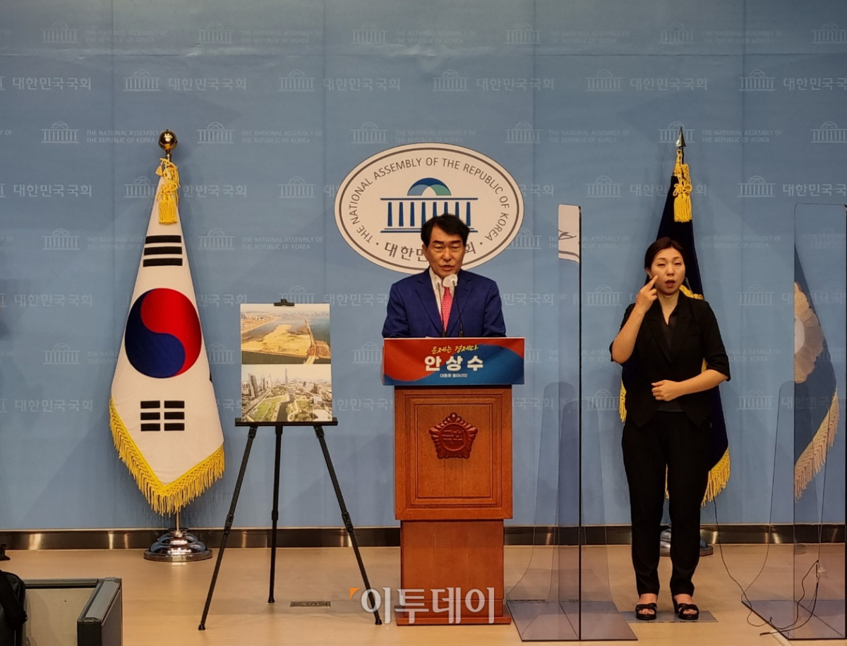 ▲안상수 전 인천시장이 1일 오전 국회 소통관에서 대통령 선거 출마를 선언하고 있다. (박준상 기자 jooooon@)