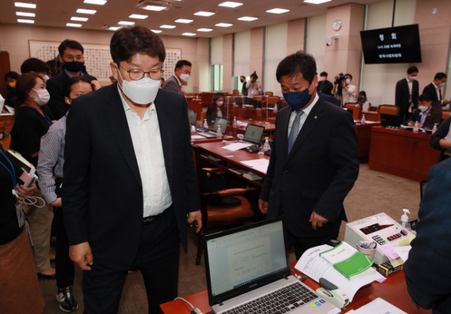 ▲국민의힘 권성동 의원(왼쪽), 더불어민주당 김영배 의원 등 여야 의원들이 30일 오후 여의도 국회에서 열린 법제사법위원회 전체회의가 정회 선언되자 회의장을 나가고 있다. (연합뉴스)