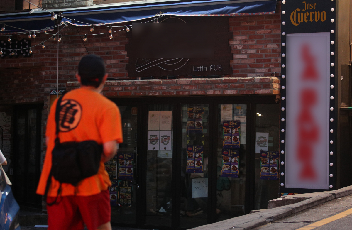 ▲경기 지역 원어민 강사를 중심으로 한 코로나19 집단감염 관련 확진자가 늘고 있는 지난달 30일 오후 서울 마포구 홍대클럽거리에 위치한 확진자가 방문한 것으로 확인된 음식점이 폐쇄되어 있다.  (뉴시스)