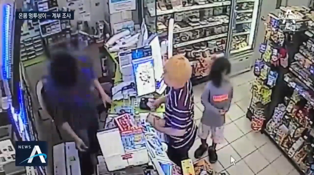▲2020년 5월 29일 경남 창녕에서 잠옷 차림에 온 몸이 멍든 9세 여아 A 양이 주민에게 발견됐다. 사진은 A 양을 발견한 주민이 인근 편의점에서 먹을 것을 사주는 모습. 아이는 며칠을 굶은 것처럼 허겁지겁 먹었다. (출처=채널A 캡처)