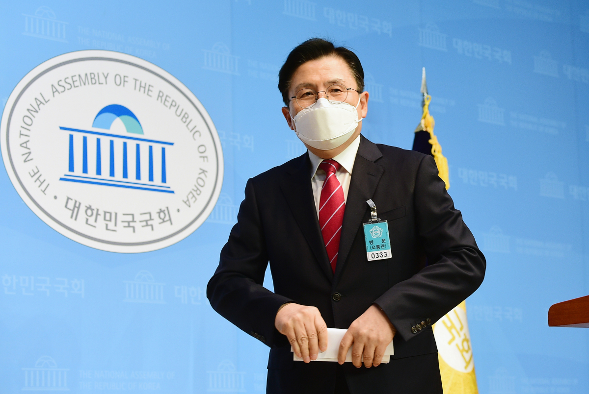 ▲황교안 전 미래통합당(현 국민의힘) 대표가 1일 제20대 대통령 선거 출마선언을 마치고 국회 소통관 기자회견장을 나서고 있다. (연합뉴스)