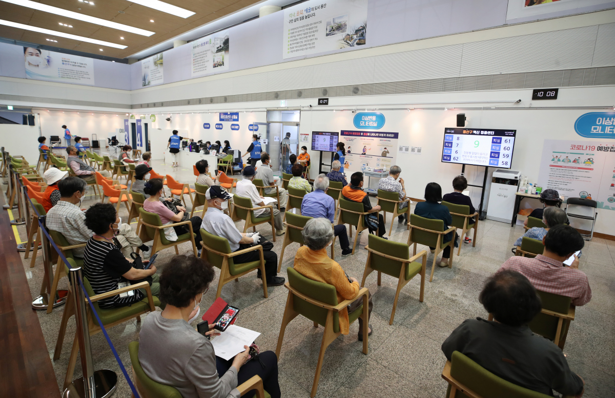 ▲30일 오전 서울 용산구 예방접종센터에서 시민들이 화이자 백신을 접종받은 뒤 이상반응 여부 등을 살피기 위해 대기하고 있다. (연합뉴스)