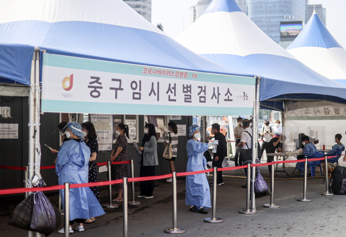 ▲코로나19 신규 확진자 수 700명대 중반을 기록한 1일 오전 서울역에 설치된 중구임시선별검사소에서 한 관계자가 소독약을 뿌리고 있다. (연합뉴스)