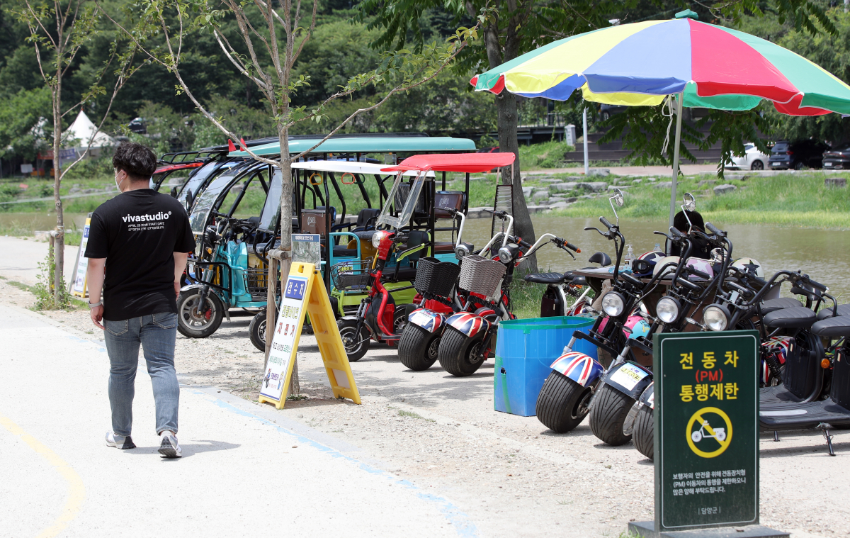▲1일 오후 폭염 주의보가 내려진 전남 담양군 관방제림에서 대여용 전동차가 늘어서 있다. (연합뉴스)
