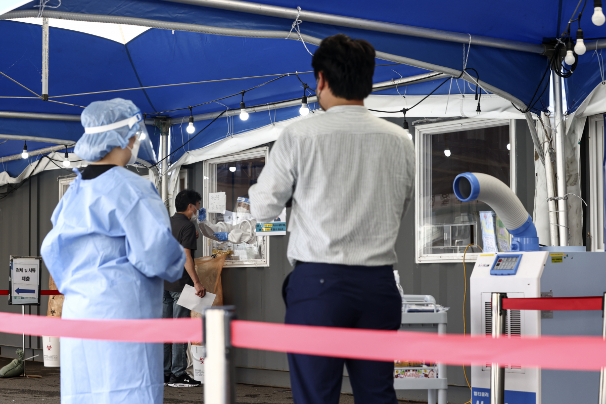 ▲국내 신종 코로나바이러스 감염증(코로나19) 신규 확진자 수 700명대 중반을 기록한 1일 오전 서울역에 설치된 중구임시선별검사소에서 시민들이 검사를 받기 위해 대기하고 있다. (연합뉴스)