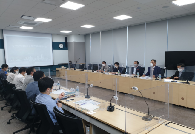 ▲서울시는 잠실5단지와 압구정, 여의도, 은마아파트 등 18개 주요 대단지 구역의 조합장 등 주민 대표와 1차 간담회를 마쳤다고 2일 밝혔다. 서울시와 시내 재건축 단지 입주민대표가 간담회에서 논의 중이다.  (사진제공=서울시)