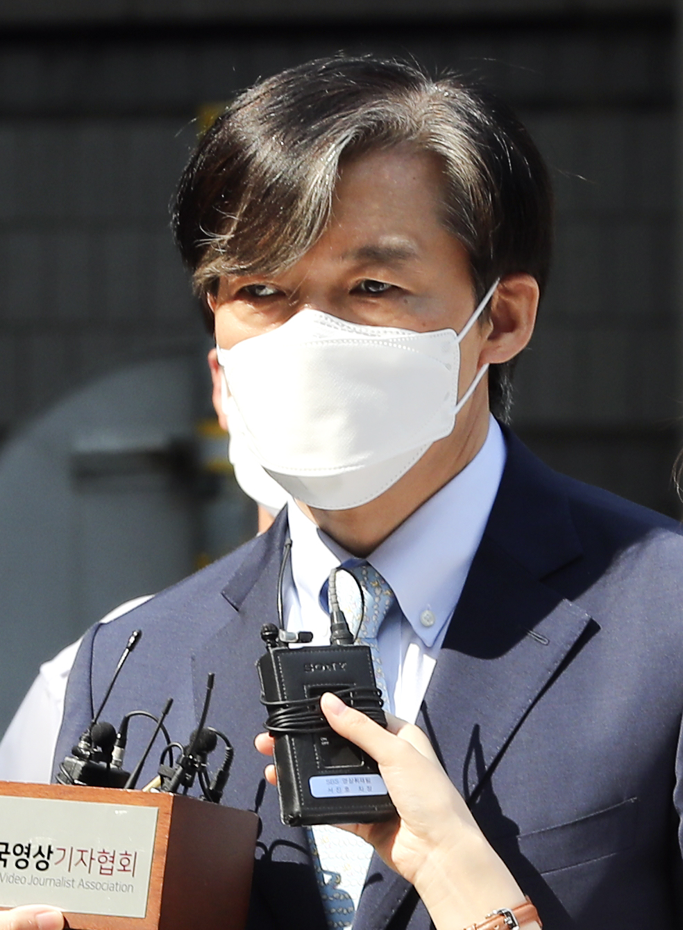 ▲조국 전 법무부 장관이 6월 25일 서울 서초구 서울중앙지법에서 열린 ‘자녀 입시비리 혐의’ 관련 11차 공판에 출석하며 취재진의 질문에 답하고 있다.