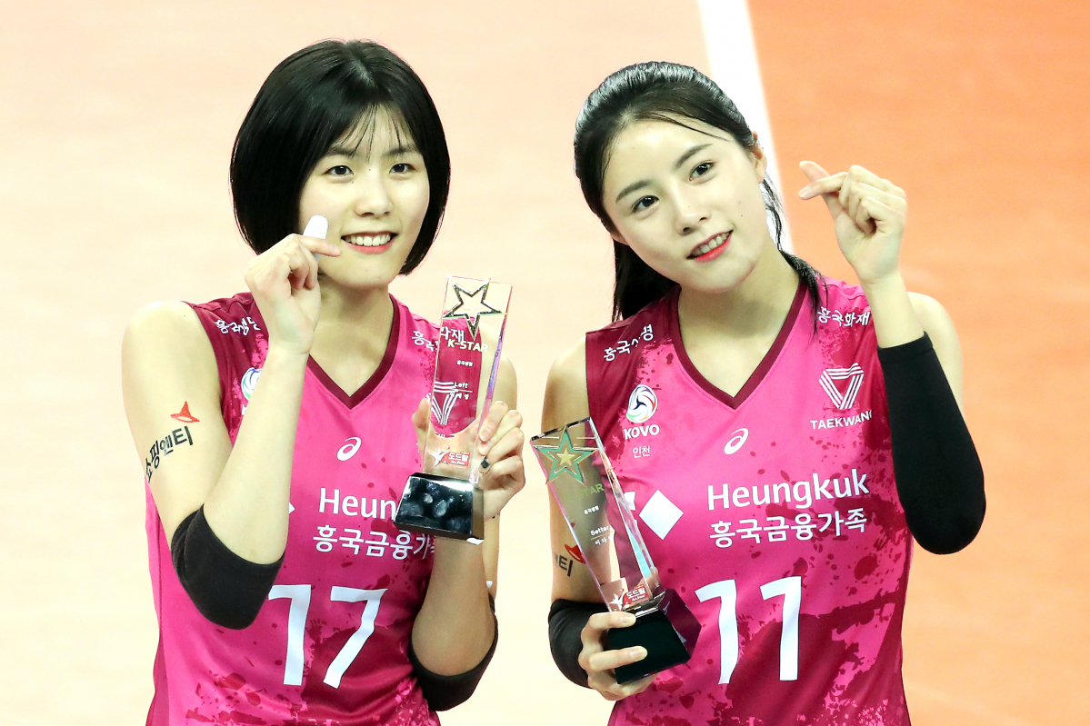 ▲1월 26일 인천 계양구 계양체육관에서 열린 프로배구 V리그 여자부 흥국생명과 GS칼텍스의 경기, 프로배구 올스타 팬 투표로 올스타에 선정된 흥국생명 이재영(왼쪽)과 이다영이 경기 전 시상식에서 트로피를 들고 기념 촬영하고 있다. (뉴시스)