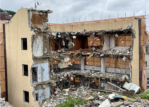 ▲해체계획서와 달리 하부에서 상부로 해체공사를 실시하고 있는 현장이 중앙 사고수습본부와 지자체 합동점검에서 적발됐다. (사진제공=국토교통부)