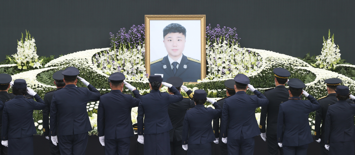 ▲동료 소방관들이 노명래 소방교에게 헌화 후 경례하고 있다. (연합뉴스)