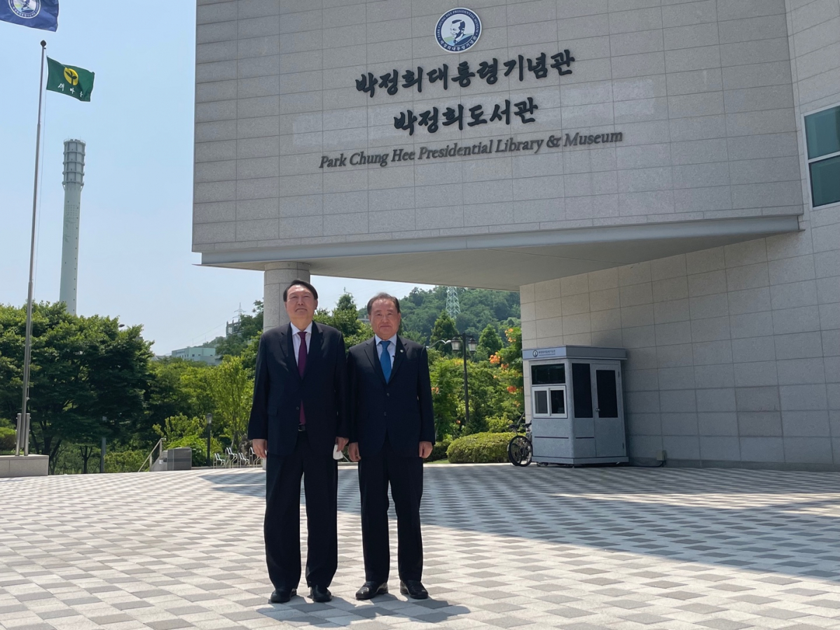 ▲윤석열 전 검찰총장이 2일 오후 서울 마포구 상암동 박정희대통령 기념재단에 방문해 좌승희 이사장과 기념촬영을 하고 있다. (제공=윤석열 캠프)