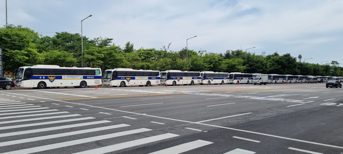 ▲ 전국민주노동조합총연맹(민주노총) 집회를 막기 위해 경찰이 서울 여의도에 설치한 차벽. (연합뉴스)
