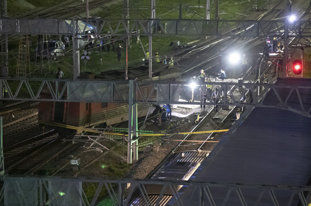 ▲서울역으로 진입하던 무궁화호 열차 1량이 탈선하는 사고가 발생한 2일 밤 서울역 인근 사고 현장에서 관계자들이 복구작업을 벌이고 있다.2021.7.3 (연합뉴스)