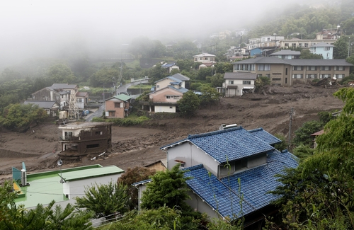 ▲일본 시즈오카현에서 3일 오전 10시 30분께 산사태가 발생해 주택 10채가 떠내려가 20명 정도가 실종됐다. 토사가 주택지를 덮친 장면. (연합뉴스)