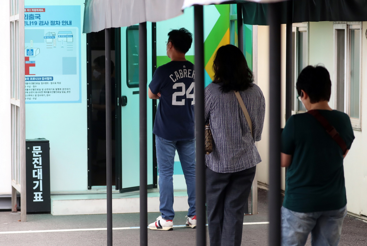 ▲0시 기준 신종 코로나바이러스 감염증(코로나19) 확진자가 전날보다 794명 증가한 3일 서울 국립중앙의료원 해외출국선별진료소를 찾은 시민이 검사를 기다리고 있다. (뉴시스)