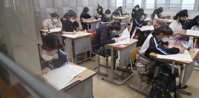 ▲문·이과 통합 체제로 시행되는 2022학년도 대학수학능력시험의 첫 모의평가가 실시된 올 6월3일 오전 대전 서구 괴정고등학교에서 학생들이 제1교시 문제를 풀고 있다. (연합뉴스)
