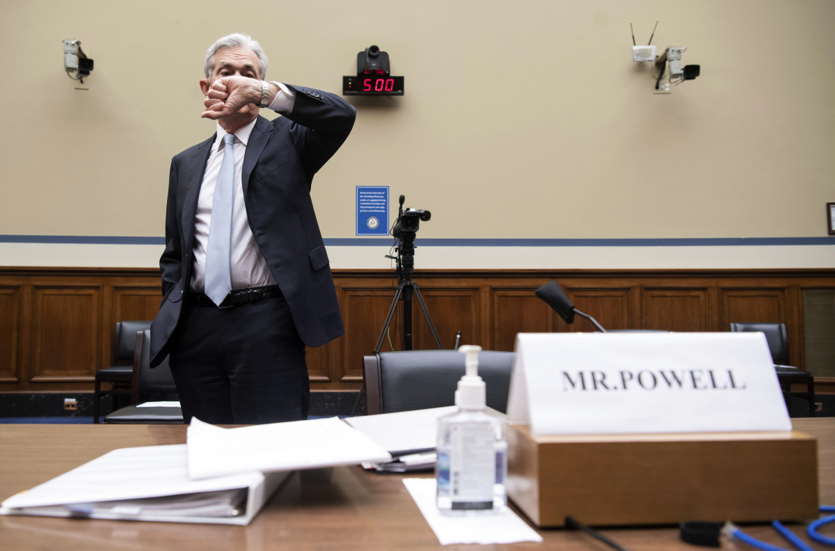 ▲제롬 파월 미국 연방준비제도(Fed·연준) 의장이 6월 22일(현지시간) 워싱턴DC 연방 하원에서 열린 신종 코로나바이러스 감염증(코로나19) 위기 특별위원회에 출석해 손목시계를 들여다보고 있다. 파월 의장은 미국의 물가 상승세가 예상 이상이라는 점을 인정하면서도 물가 우려에 따른 선제적 금리 인상은 없을 것이라고 못 박았다. 연합뉴스