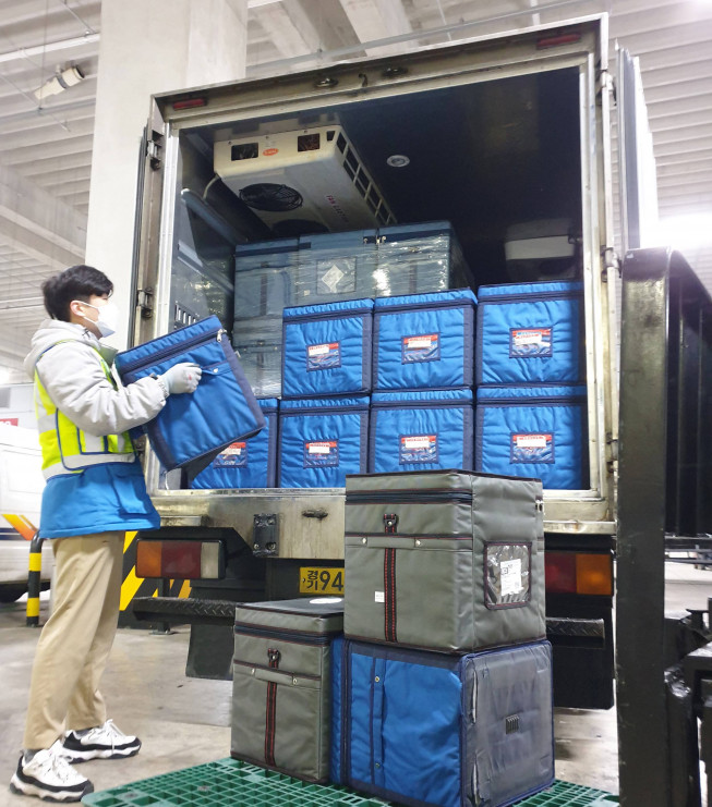 ▲CJ대한통운 동탄제약허브센터에서 직원이 의약품 배송작업을 하고 있다. (사진제공=CJ대한통운)