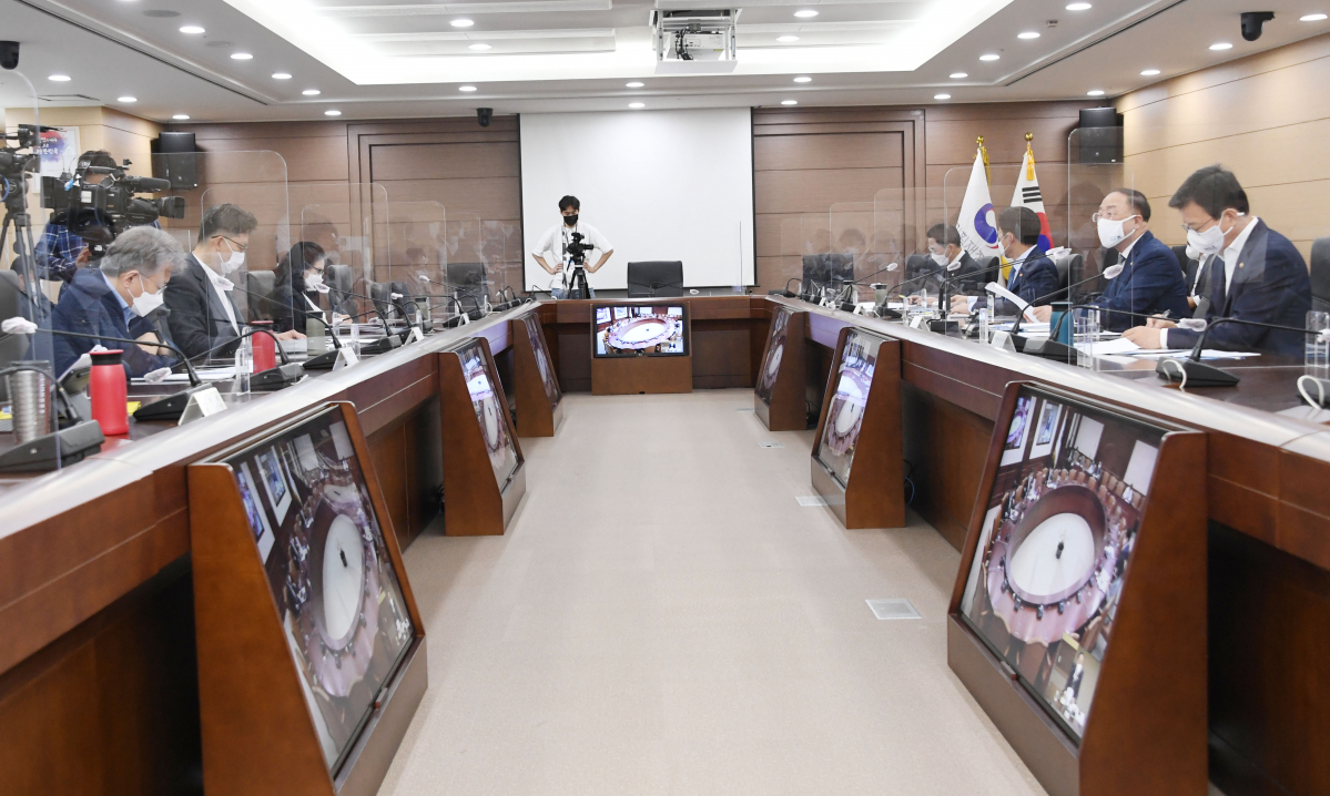 ▲정부는 5일 오전 정부세종청사에서 대외경제장관회의를 열고 '혁신조달기업 해외진출 지원 강화방안'을 발표했다. (사진제공=기획재정부)