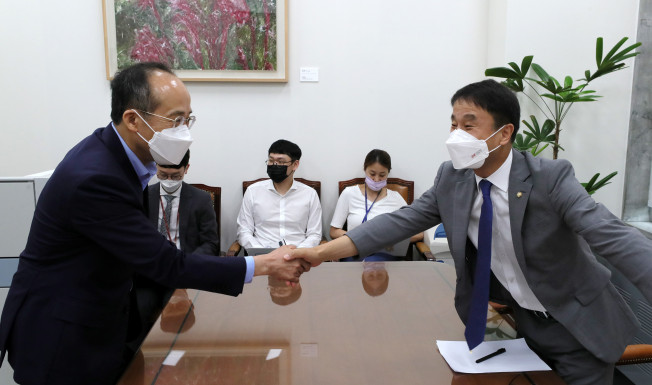 ▲더불어민주당 한병도 원내수석부대표(오른쪽)와 국민의힘 추경호 원내수석부대표가 5일 국회에서 7월 임시국회 의사 일정 논의를 위한 회동을  하고 있다. (연합뉴스)