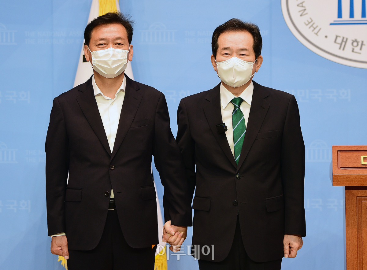 ▲민주당 대선 경선 후보인 정세균 전 국무총리와 이광재 의원이 5일 국회 소통관에서 기자회견을 열고 정세균 전 총리로 후보 단일화 합의를 밝힌 뒤 포즈를 취하고 있다. (신태현 기자 holjjak@)