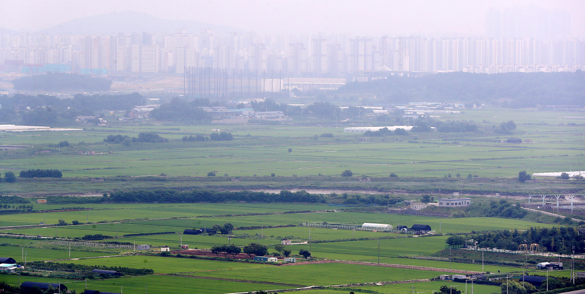 ▲경기 파주시 접경지역 인근 아파트와 토지 전경. (뉴시스)