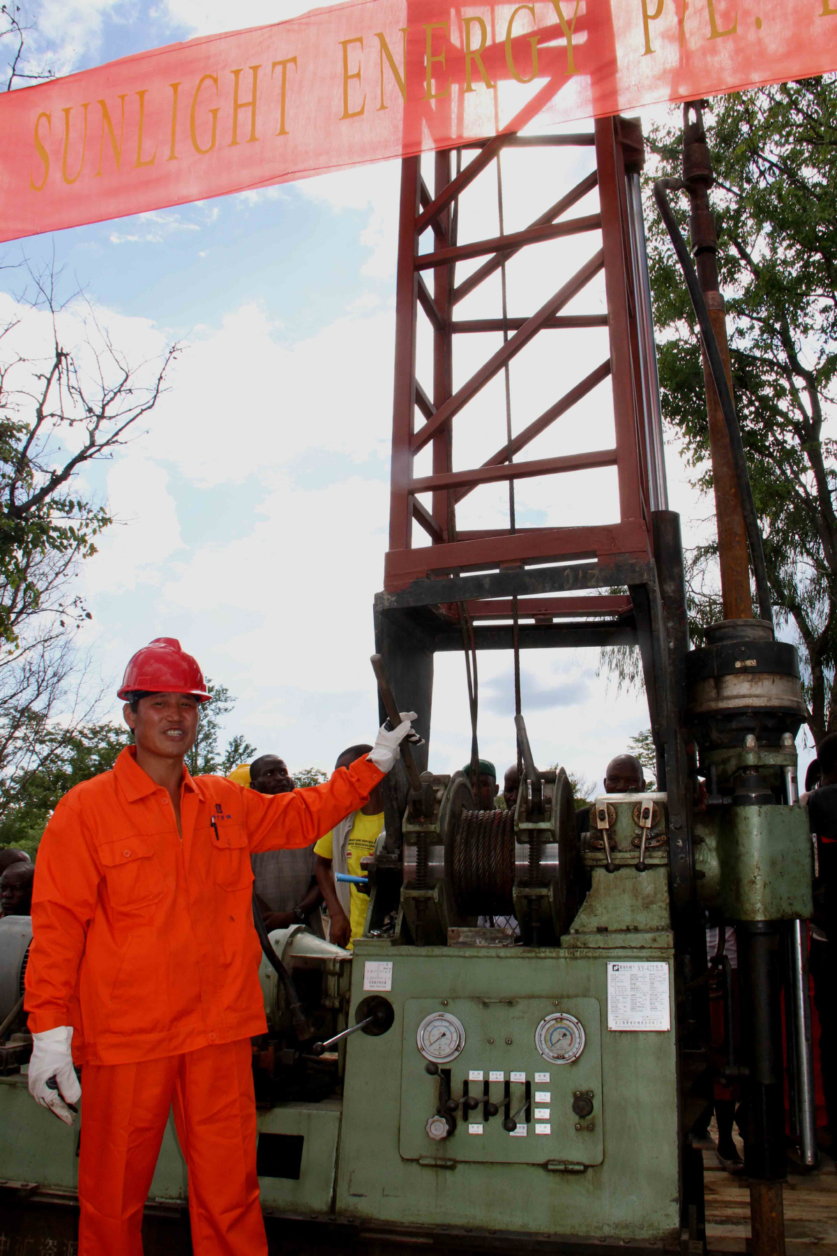 ▲짐바브웨 루페인에서 2012년 12월 19일(현지시간) 한 중국 근로자가 석탄 탐사 시추 장비 앞에 서 있다. 루페인/신화뉴시스
