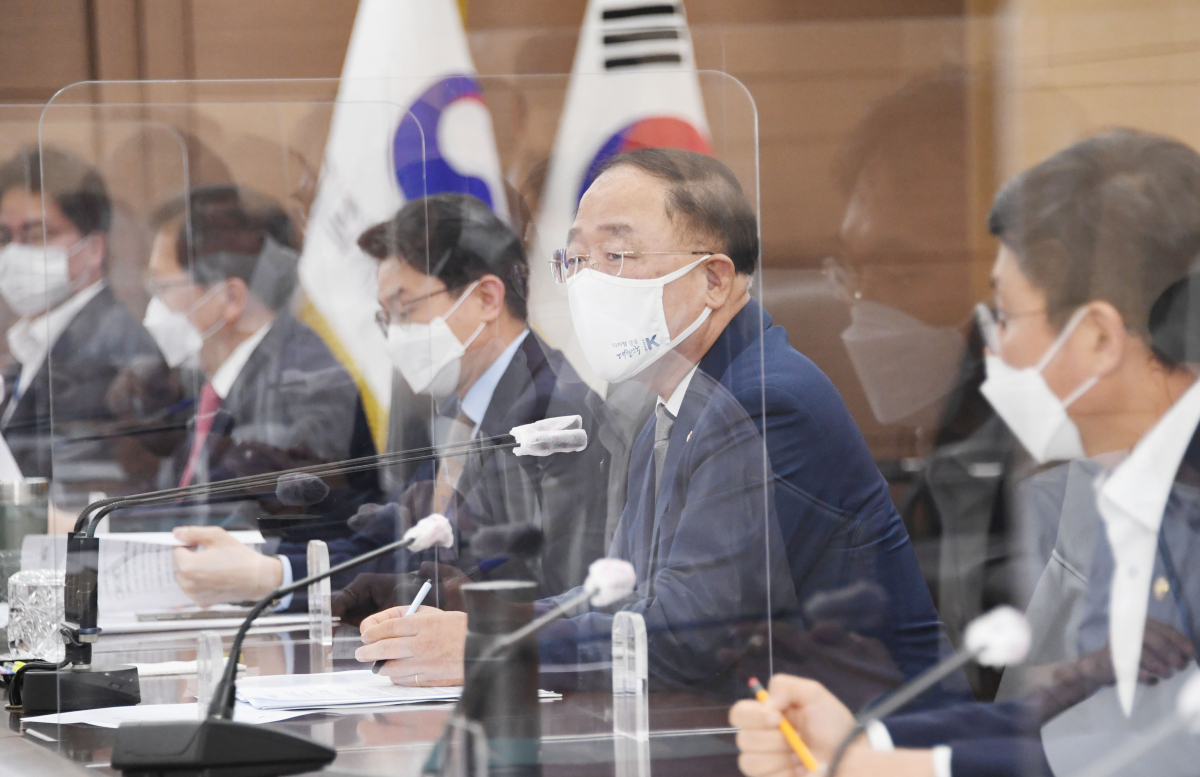 ▲홍남기 부총리 겸 기획재정부 장관이 7월 5일 오후 정부세종청사에서 열린 기획재정부 확대간부회의를 주재, 모두발언을 하고 있다. (사진제공=기획재정부)