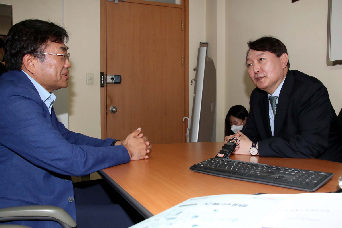 ▲대권주자인 윤석열 전 검찰총장이 5일 서울대 공학관에서 문재인 정부의 탈원전 정책에 대한 비판을 주도해 온 주한규 서울대 원자핵공학과 교수를 만나 대화하고 있다. (신태현 기자 holjjak@)