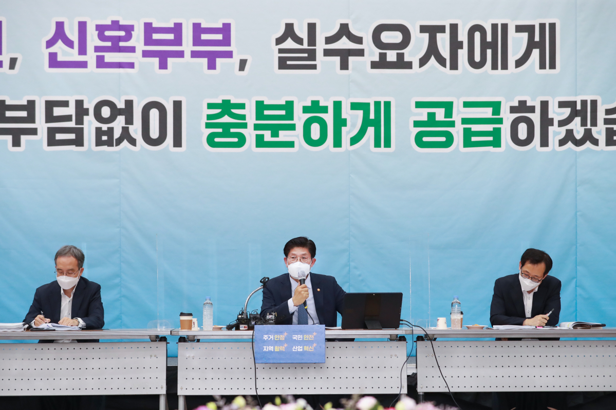 ▲노형욱(가운데) 국토교통부 장관 (사진제공=국토교통부)