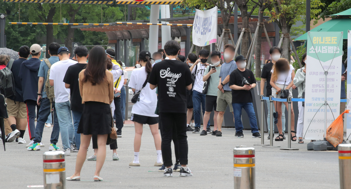 ▲5일 오전 서울 서초구 고속터미널 앞 임시선별진료소에서 시민들이 진단 검사를 받기위해 줄지어 대기하고 있다. (연합뉴스)