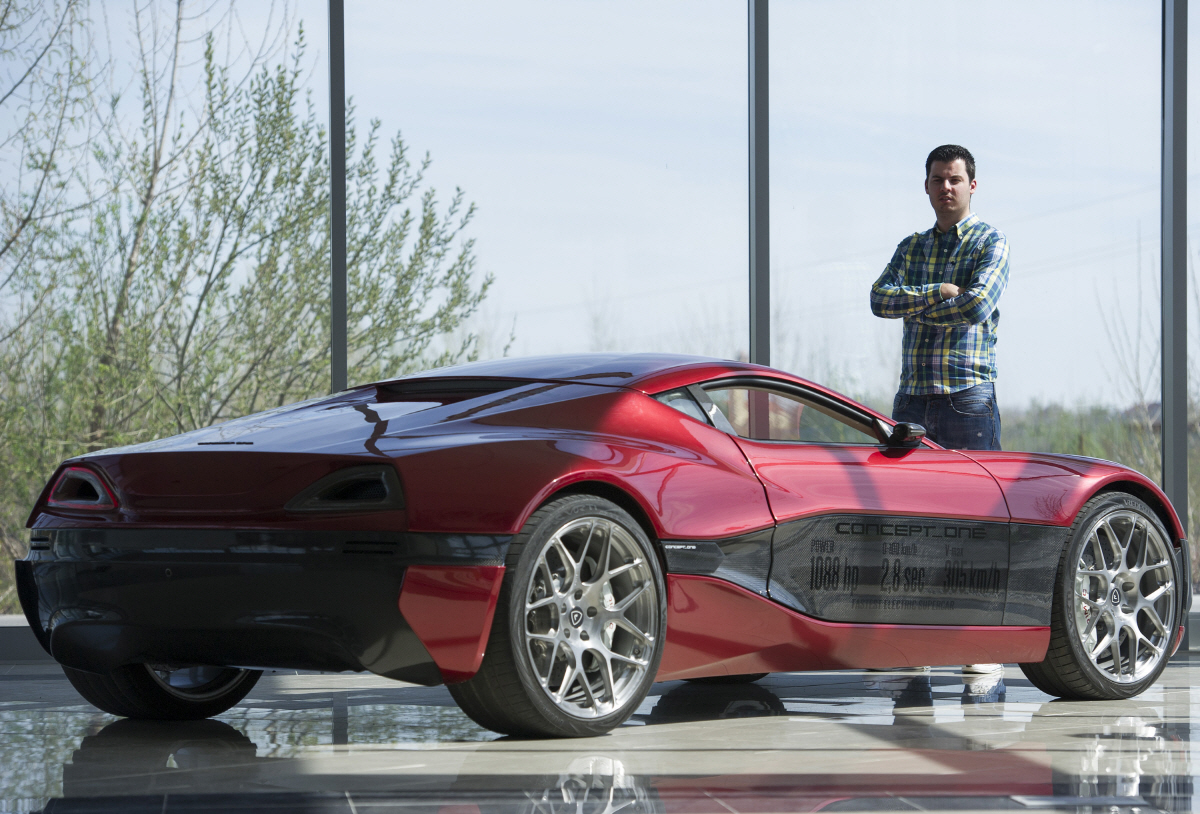 ▲크로아티아 스베타네델랴에서 전기차 스타트업 리막의 설립자인 마테 리막이 자사 슈퍼카 옆에 서 있다. 스베타네델랴/신화뉴시스 
