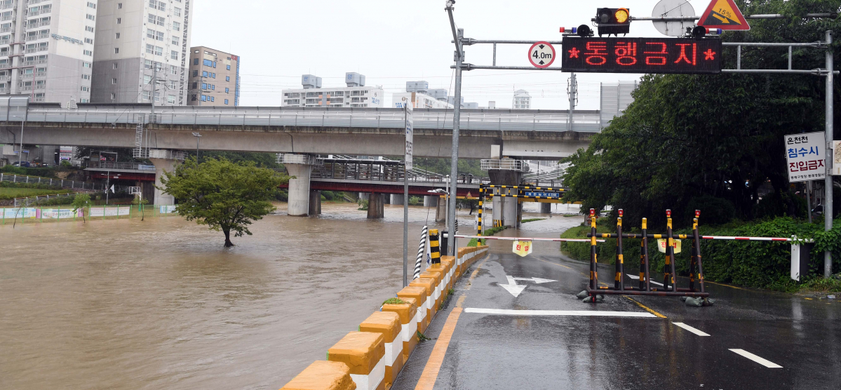 ▲정체전선의 영향으로 부산지역에 호우주의보가 발효된 6일 연제구 세병교 하부도로가 온천천 범람으로 침수돼 통행이 통제되고 있다. 이날 부산에는 온천천변 하부도로 등 도로 6곳과 온천천·수영강 산책로 등에 대한 출입이 통제됐다. (뉴시스)