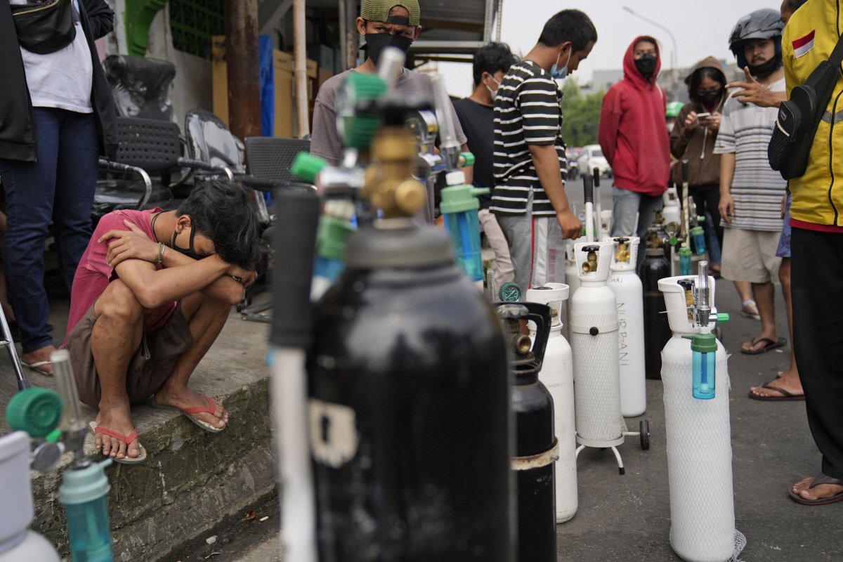 ▲인도네시아 자카르타의 한 산소 충전소에서 5일(현지시간) 사람들이 산소 탱크를 채우기 위해 줄을 서고 있다. 현지에서는 신종 코로나바이러스 감염증(코로나19) 환자가 급증하면서 각종 의료용품과 병상 부족 사태가 심각해지고 있다. 자카르타/AP연합뉴스 
