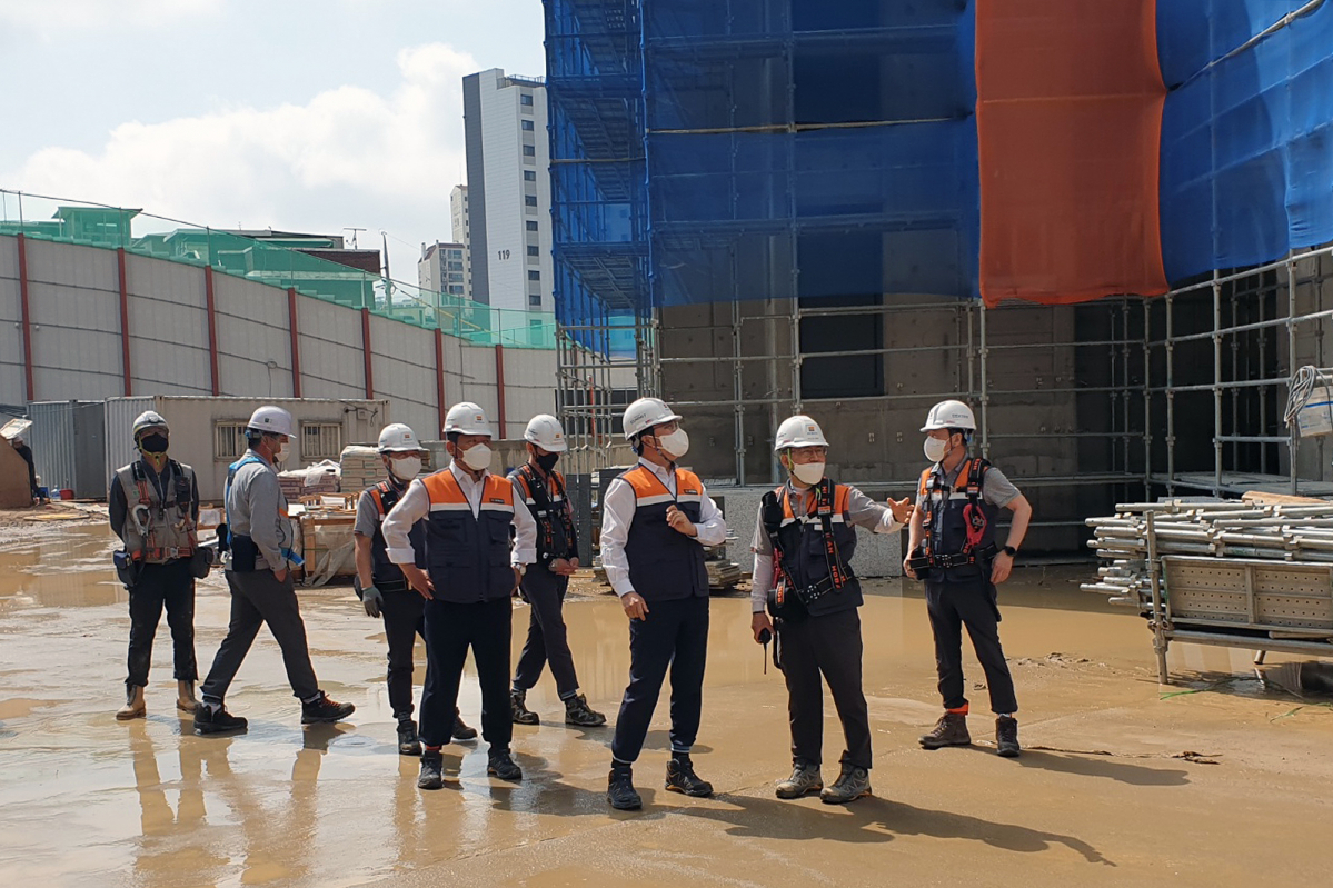 ▲호반건설 공사 현장에서 박철희 호반건설 사장(가운데)이 참가한 가운데 합동안전점검이 이뤄지고 있다. (사진제공=호반건설)