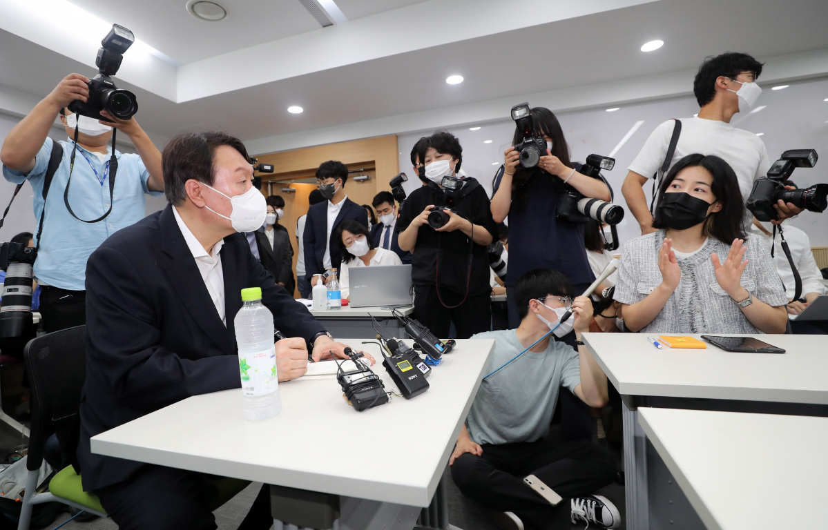 ▲윤석열 전 검찰총장이 6일 오후 대전시 유성구 어은동 카이스트에서 한국원자력연구원 노조 대외협력부장인 김지희(31) 씨 등을 만나 탈원전 정책에 관한 의견을 나누고 있다. (연합뉴스)