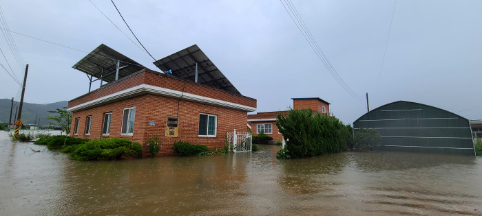 ▲장마전선 영향권에 들어선 6일 오전 경남 창원시 의창구 북면 신촌리 한 주택 앞 도로가 침수돼있다. (연합뉴스)