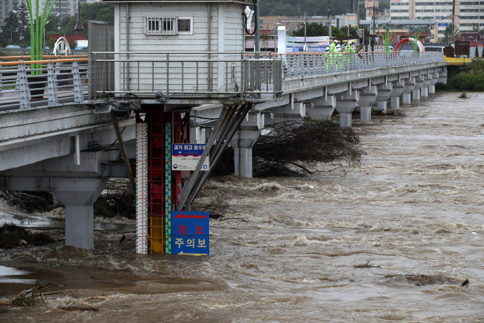 ▲장맛비가 내리는 6일 오전 전남 나주시 남평읍 지석천 남평교의 수위가 홍수주의보 기준을 넘어서고 있다. (연합뉴스)